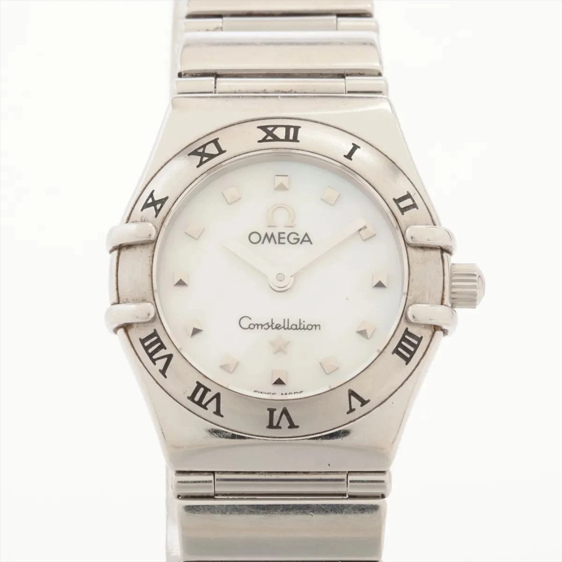 OMEGA CONSTELLATION SS QZ WHITE SHELL: Omega Constellation SS QZ white shell Brand: Omega Type/Style: Wristwatch Material: SS Color: Dial Color white shell Size: Case:W0.8 x H0.8inch / W21 x H21 Circumference of Wrist:5.7inch / 14.5