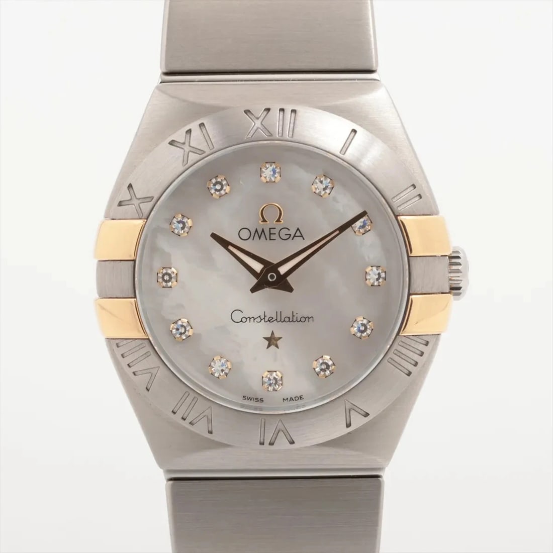 OMEGA CONSTELLATION SS QZ WHITE SHELL: Omega Constellation SS QZ white shell Brand: Omega Type/Style: Wristwatch Material: SS?YG Color: Dial Color white shell Size: Case:W0.8 x H0.8inch / W24 x H24 Circumference of Wrist:5.5inch / 14