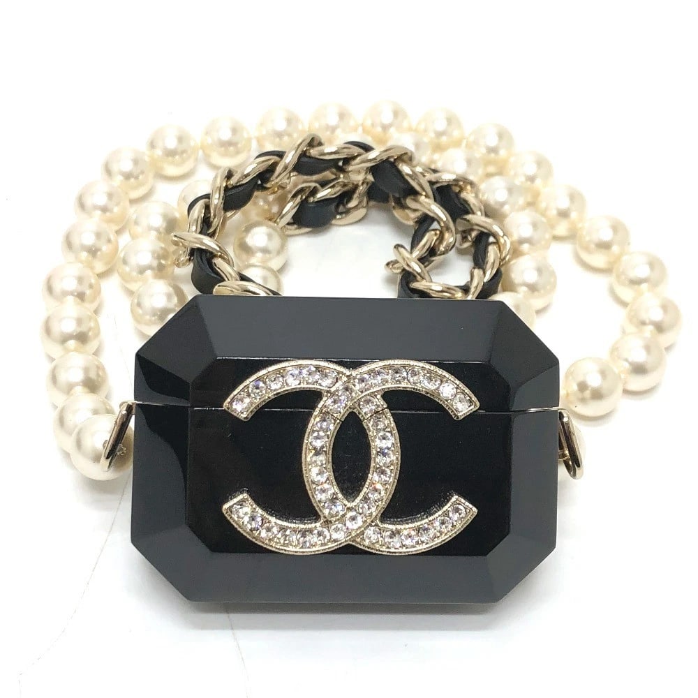 CHANEL CC CC MARK AIRPODSPRO AIRPODS PEARL SHOULDER (1 of 4)