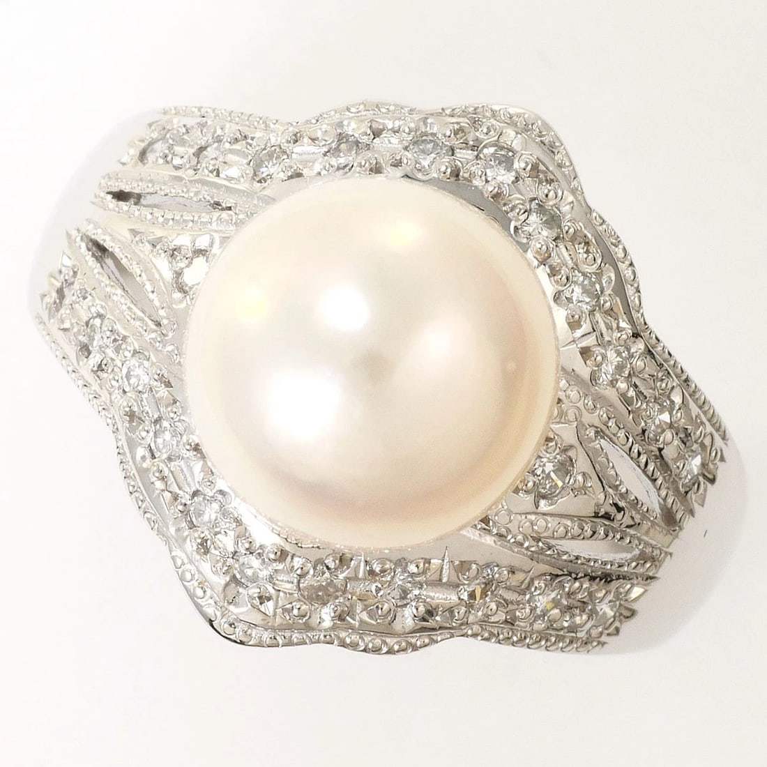 PT900 PLATINUM RING AKOYA PEARL: PT900 Platinum Ring Akoya Pearl Brand: No Brand Type/Style: Ring Material: PT900/Platinum, Main Stone Akoya Pearl Color: Platinum Size: US 6 3/4 Accessories: None Accessories Notice: When purchasing p