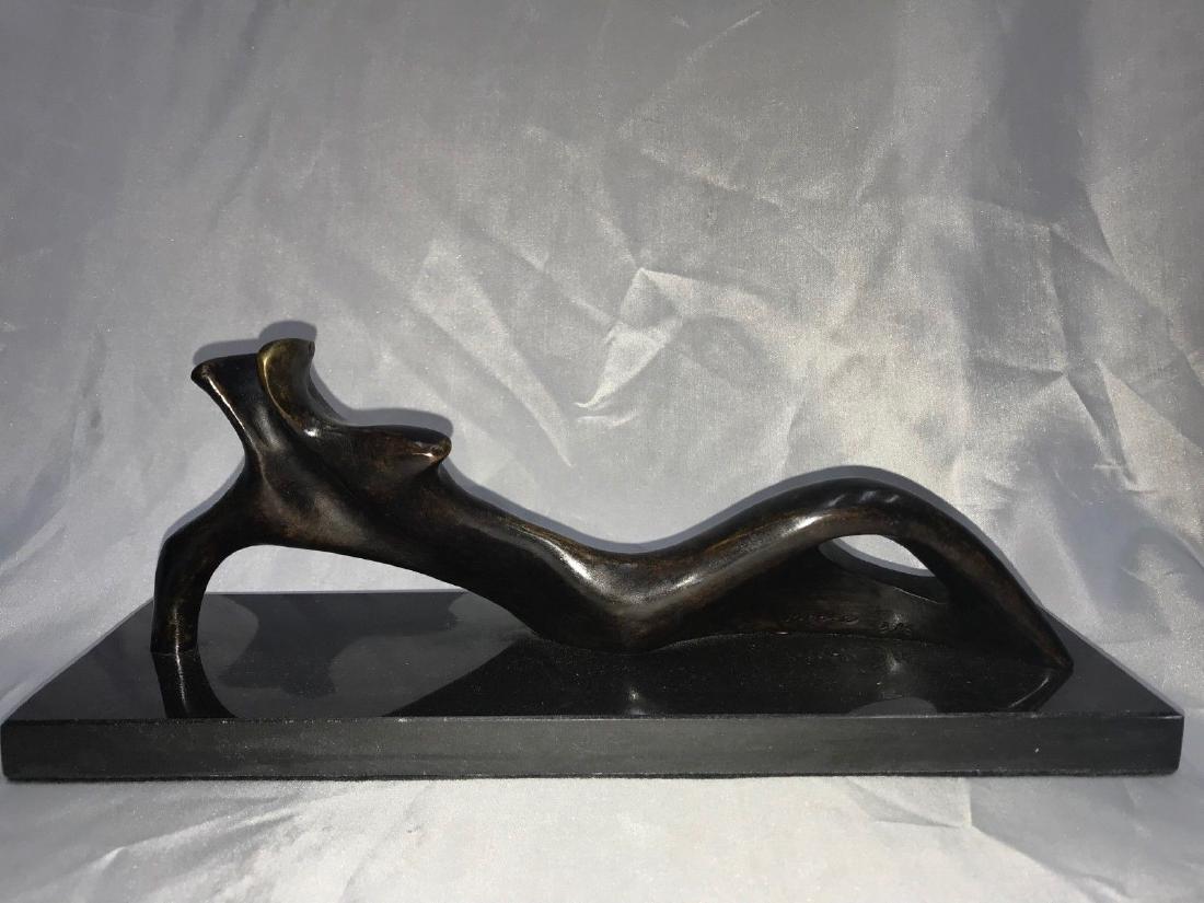 HENRY MOORE ENGLISH BRONZE RECLINING WOMEN SCULPTURE: HENRY MOORE ENGLISH BRONZE RECLINING WOMEN SCULPTURE- Henry Moore (ENGLISH, 1898 – 1986). -Bronze sculpture reclining women. -Signed Henry Moore and numbered 3/6- Measures: 14.5”L x 6.25”H x 3.7