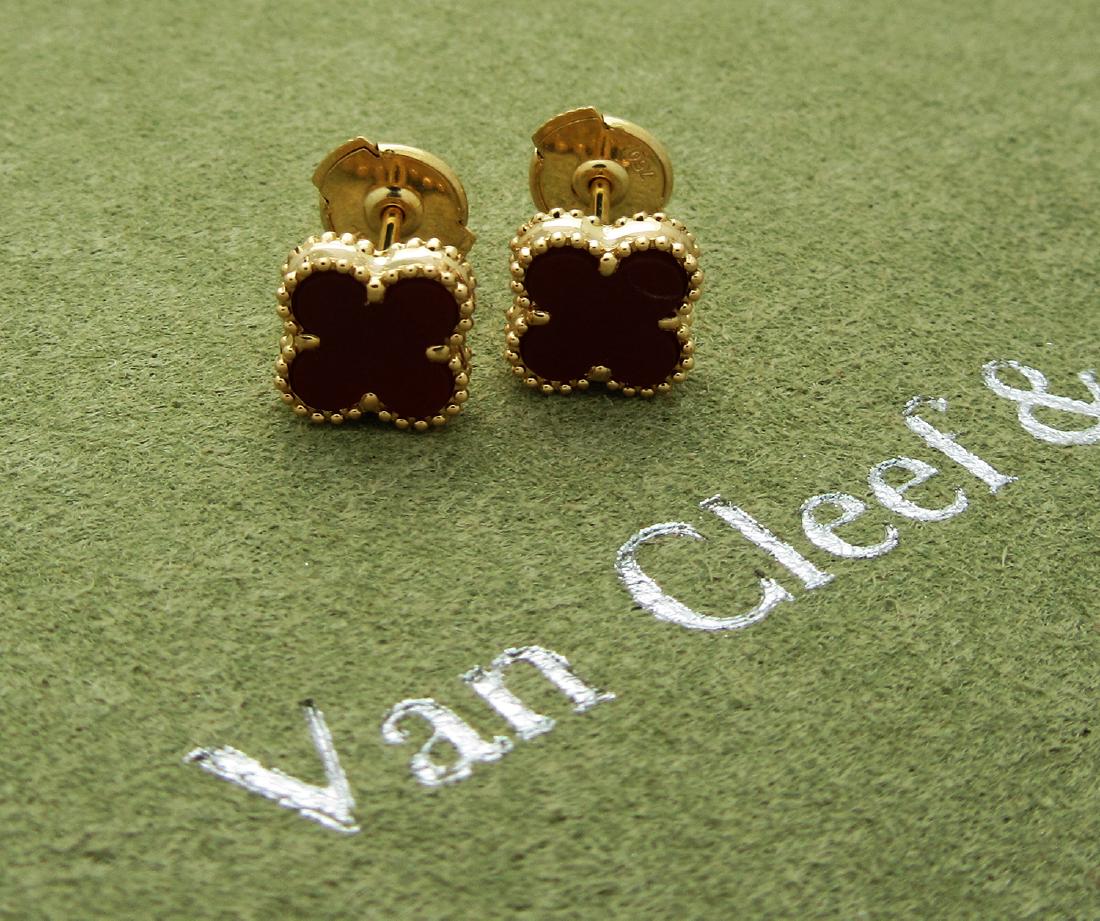 Van Cleef & Arels Sweet Alhambra 18k Carnelian Mini: Van Cleef & Arels Sweet Alhambra 18k Carnelian Mini Earstuds Metal: 18k Yellow gold Gemstone: Carnelian Measurements: 7.5mm. x 7.5mm Condition: excellent