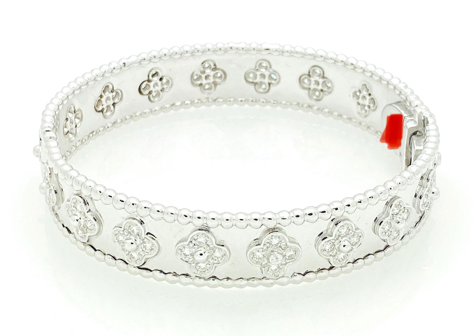 VAN CLEEF & ARPELS WHITE GOLD DIAMOND BRACELET: VAN CLEEF & ARPELS WHITE GOLD AND DIAMONDS BRAND: VAN CLEEF & ARPELS:COLLECTION : PERLEE CLOVER :STONES : 80 DIAMONDS, 1.78 TCW DEF,IF TO VVS :WRIST SIZE: 7" (17):CONDITION : EXCELLENT LIKE NEW!:ESTIM