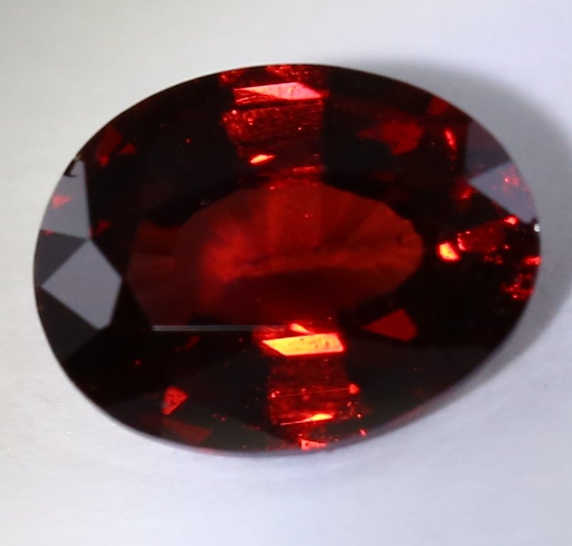 IGI Cert. 1.75 ct. Deep Red Garnet Untreated - AFRICA (1 of 8)