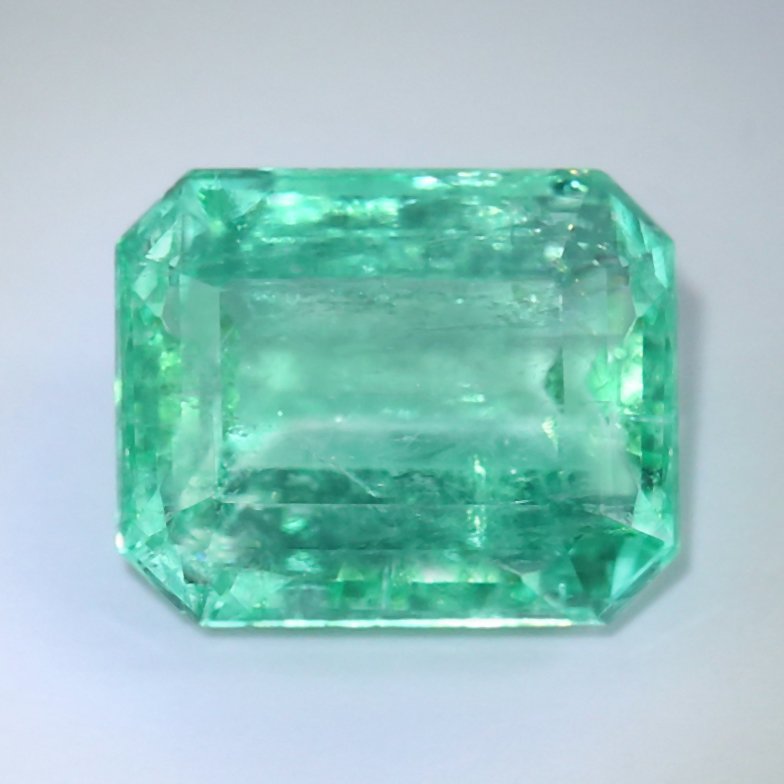 IGI Certified 5.90 ct. Emerald COLOMBIA (1 of 8)