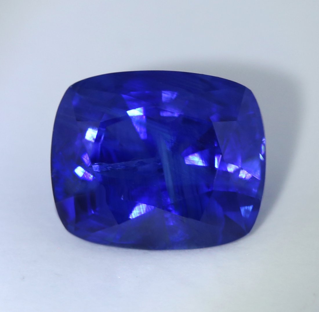 IGI Certified 4.59 ct. Royal Blue Sapphire - SRI LANKA (1 of 6)