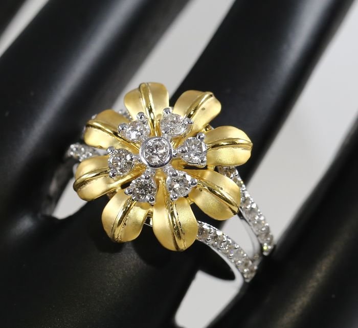 18K/750 Yellow Gold IGI Certified Designer Diamond Ring: IGI Certified 18 K/750 Yellow Gold Designer Diamond Ring Designer Diamond Ring 18 K / 750 Hallmarked Yellow gold Gross metal weight - 5.78 g Ring size - US 7 Dimensions - T