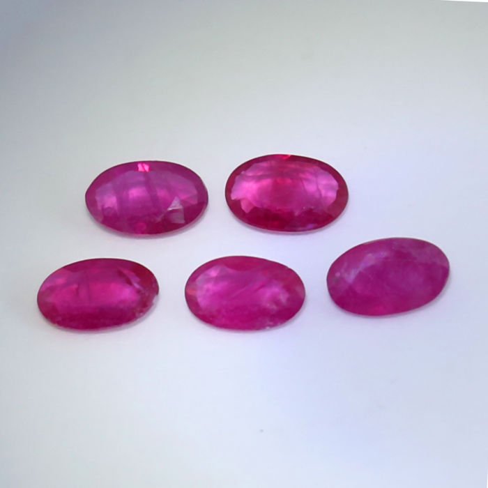 IGI Certified 1.11 ct. Set of 5 Rubies - BURMA: IGI Certified 1.11 ct. Set of 5 Rubies - BURMA Cut - Oval Mixed cut Color - Purplish Red Clarity - SI - I Ct. Weight - 0.24 + 0.20 + 0.24 + 0.24 + 0.19 = 1.11 ct. Dimensions - 4.93 x 3.32