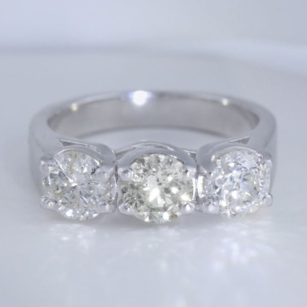 14 K / 585 White Gold 3 Solitaire Diamond Ring: 14 K / 585 White Gold Solitaire Diamond Ring 14 K White Hallmarked gold Gross metal weight - 5.600 g Ring Size - US 7 Diamond Details Total Ct. Weight - 2.2