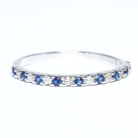 14 K / 585 White Gold Diamond and Blue Sapphire Ring: 14 K / 585 White Gold Diamond and Blue Sapphire Ring 14 K White hallmarked gold Gross Metal Weight - 1.300 g Ring size - UK N - EU 54 - US 7 Diamond Details<