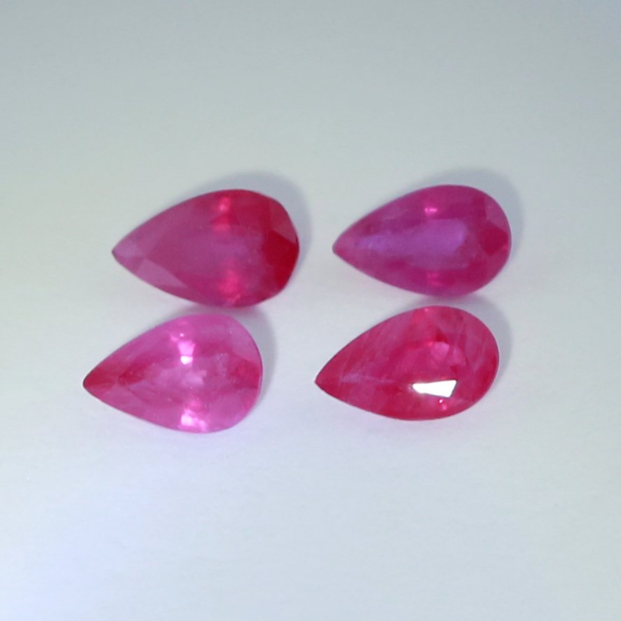 IGI Certified Set of 4 Rubies 1.00 ct. - BURMA: RESERVE PRICE - 100 EURO IGI Certified Set of 4 Rubies 1.00 ct. - BURMA Cut - Pear Mixed Cut Color - Purplish Red Clarity - SI Ct. Weight - 0.27 + 0.22 + 0.29 + 0.22 = 1