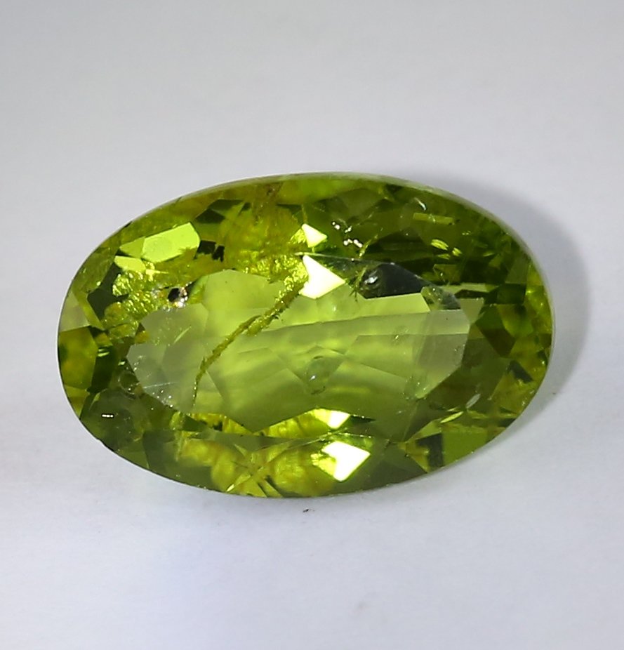 IGI Cert. 6.39 ct. Yellowish Green Peridot - PAKISTAN: RESERVE PRICE - 150 EURO IGI certified 6.39 ct. Yellowish Green Peridot - PAKISTAN Weight - 6.39 ct. Color - Yellowish Green Clarity - SI-I Cut - Oval Mixed Cut Di