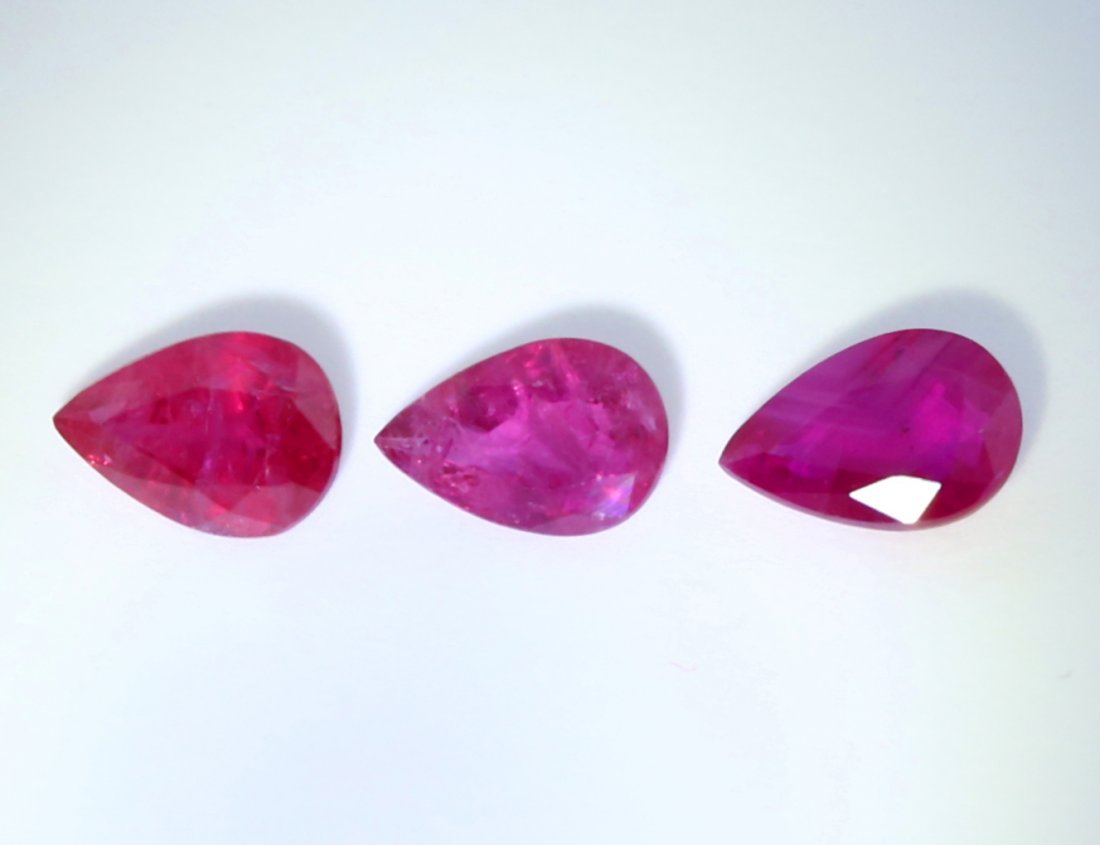 IGI Certified Set of 3 Rubies 1.47 ct. - BURMA: RESERVE PRICE - 100 EURO IGI Certified 1.47 ct. Set of 3 Rubies - BURMA Cut - Pear Mixed cut Color - Purplish Red Clarity - SI Ct. wt. - 0.41 + 0.54 + 0.52 = 1.47 c