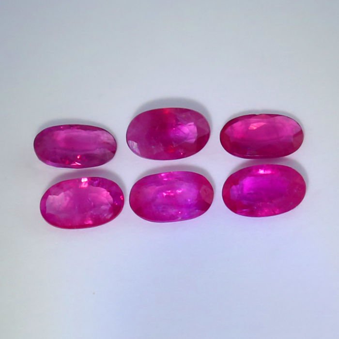 IGI Certified Set of 6 Rubies 1.80 ct. - BURMA: RESERVE PRICE - 100 EURO IGI Certified 1.80 ct. Set of 6 Rubies - BURMA, MYANMAR Color - Purplish Red Cut - Oval Mixed cut Clarity - SI-I Ct. wt. - 0.30 + 0.28 + 0.
