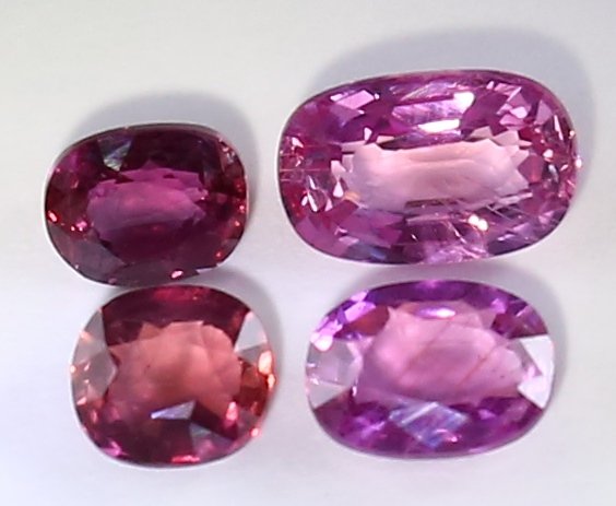 IGI Certified Set of 4 Rubies 1.65 ct. - BURMA: RESERVE PRICE - 100 EURO IGI Certified Set of 4 Rubies 1.65 ct. - BURMA Cut - Rectangular Cushion Mixed cut Color - Orangy Red and Purplish Red Clarity - SI Ct. Weight -