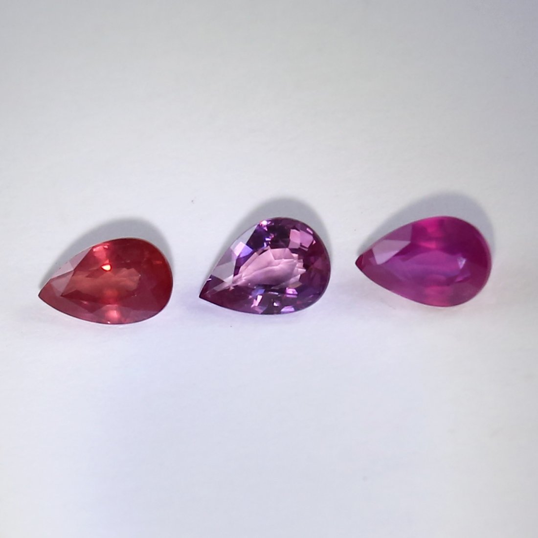 IGI Certified Set of 3 Rubies 1.75 ct. - BURMA: RESERVE PRICE - 100 EURO IGI Certified Set of 3 Rubies 1.75 ct. - BURMA Cut - Pear Mixed cut Color - Purplish Red and Red Clarity - SI Ct. Weight - 0.57 + 0.64 + 0