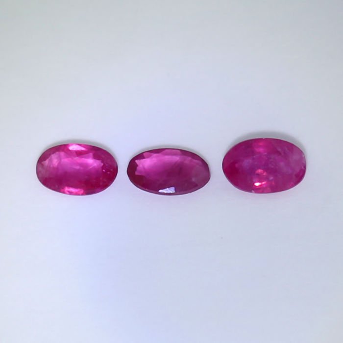 IGI Certified 0.67 ct. Set of 3 Rubies 0.67 ct. - BURMA: RESERVE PRICE - 100 € IGI Certified 0.67 ct. Set of 3 Rubies - BURMA Cut - Oval Mixed cut Color - Purplish Red Clarity - SI - I Ct. Weight - 0.28 + 0.21 + 0.18 = 0.6