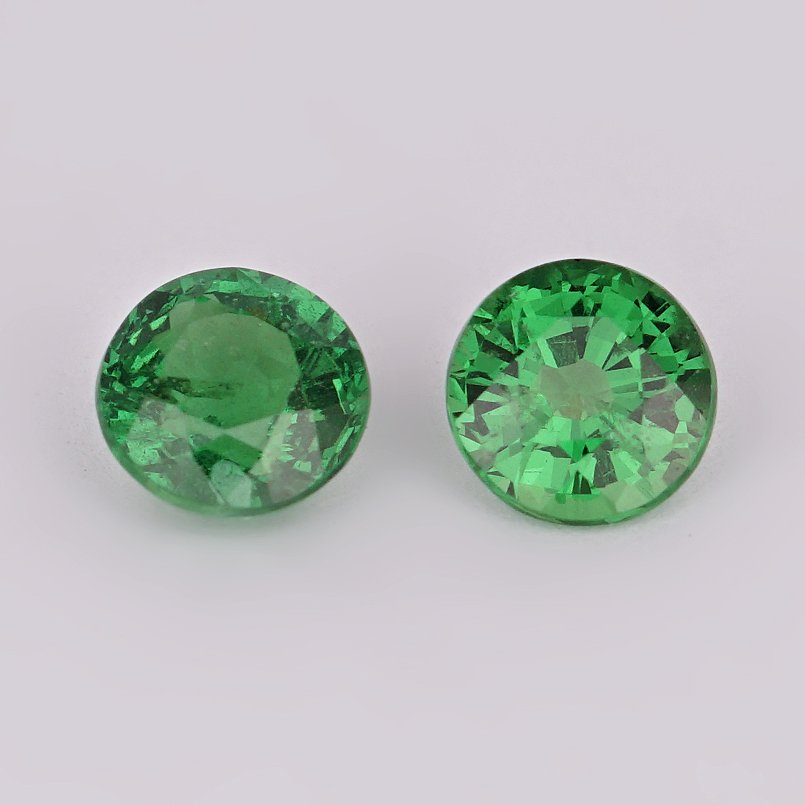 0.76 ct. Tsavorite Garnet Pair - KENYA, EAST-AFRICA: RESERVE PRICE - 100 € 0.76 ct. Tsavorite Garnet Pair - KENYA, EAST-AFRICA Color - Vivid Green Clarity - VVS Cut - Round Ct. Weight - 0.76 ct. No. of Tsavorite