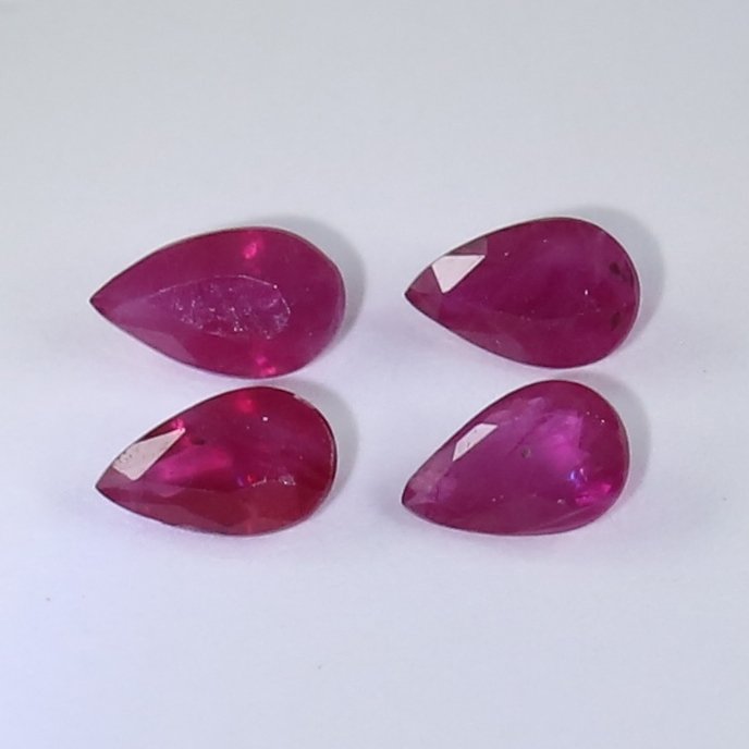 IGI Certified Set of 4 Rubies 0.97 ct. - BURMA: RESERVE PRICE - 100 € IGI Certified Set of 4 Rubies 0.97 ct. - BURMA Cut - Pear Mixed cut Color - Purplish Red Clarity - SI Ct. wt. - 0.20 + 0.23 + 0.29 + 0.25 = 0.9