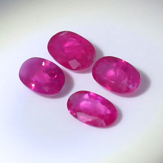 IGI Certified 1.11 ct. Set of 4 Rubies - BURMA: RESERVE PRICE - 100 € IGI Certified 1.11 ct. Set of 4 Rubies - BURMA Color - Purplish Red Cut - Oval Mixed cut Clarity - SI-I Ct. wt. - 0.18 + 0.32 + 0.32 + 0.29 = 1