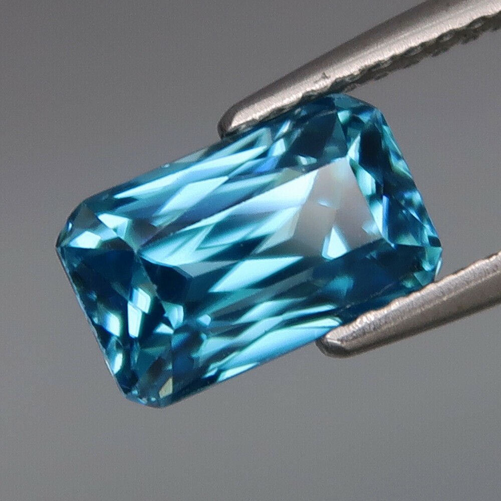 RARE IGI Cert. 3.65 ct. Natural Blue Zircon - CAMBODIA: RESERVE PRICE - 500 € RARE IGI Certified 3.65 ct. Natural Blue Zircon - CAMBODIA Color - Blue Clarity - VS Cut - Radiant Cut Ct. Weight - 3.65 ct.