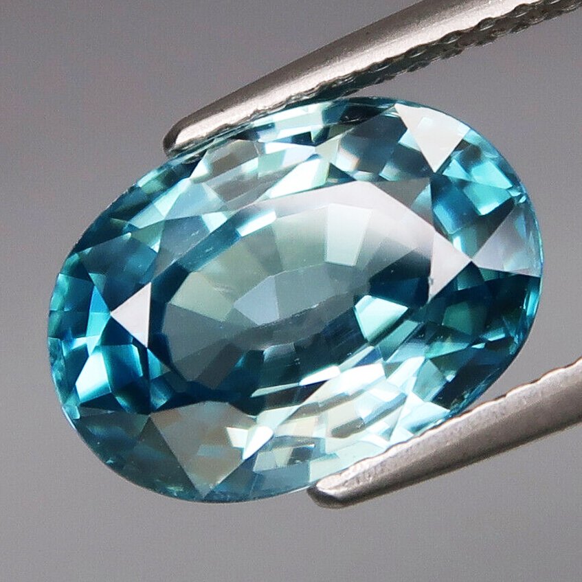 5.82 ct. Natural Blue Zircon - CAMBODIA: RESERVE PRICE - 400 € 5.82 ct. Natural Blue Zircon - CAMBODIA Color - Blue Clarity - VS Cut - Oval Ct. Weight - 5.82 ct. Dimensions - 11.70 x 8.