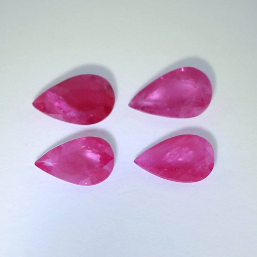 IGI Certified Set of 4 Rubies 1.01 ct. - BURMA: RESERVE PRICE - 100 EURO IGI Certified Set of 4 Rubies 1.01 ct. - BURMA Cut - Pear Mixed Cut Color - Purplish Red Clarity - SI Ct. Weight - 0.27 + 0.29 + 0.24 + 0.21 = 1