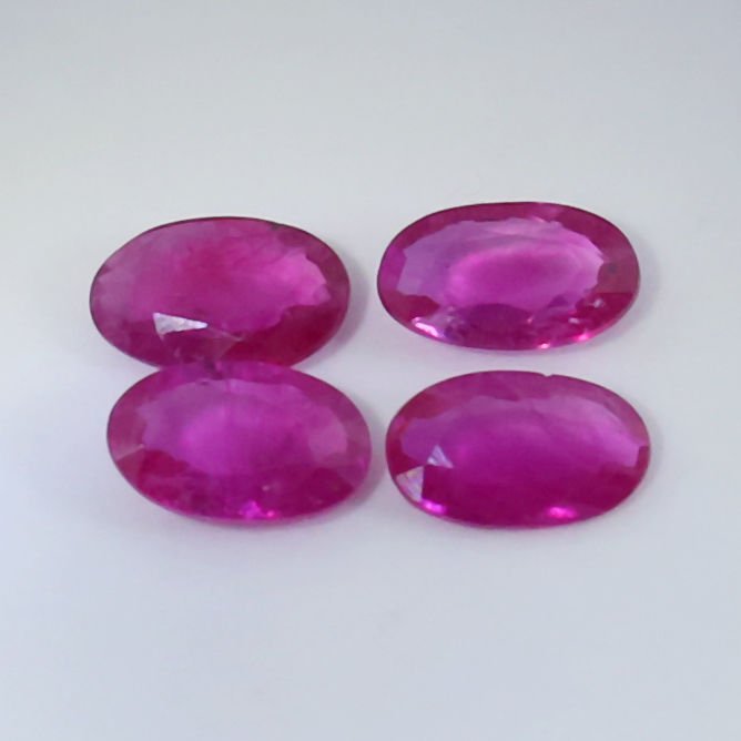 IGI Certified Set of 4 Rubies 0.89 ct. - BURMA: RESERVE PRICE - 100 EURO IGI Certified 0.89 ct. Set of 4 Rubies - BURMA Color - Purplish Red Cut - Oval Mixed cut Clarity - SI-I Ct. wt. - 0.26 + 0.21 + 0.18 + 0.24 = 0.