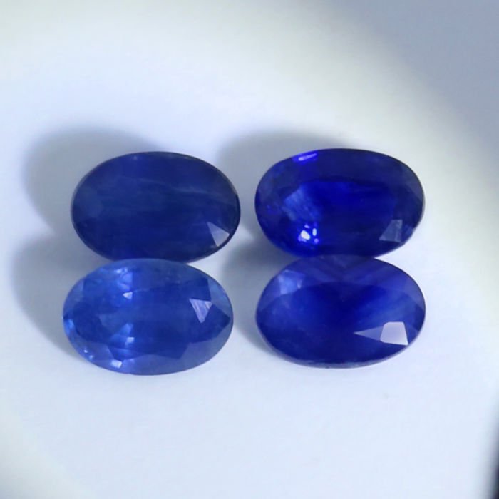 IGI Cert. 2.53 ct. Set of 4 Blue Sapphires - MADAGASCAR: RESERVE PRICE - 100 $ IGI Certified 2.53 ct. Set of 4 Blue Sapphires - Madagascar Color - Blue and Deep Blue Cut - Oval Mixed cut Clarity - VS-SI Ct. Weight - 0.54 + 0.7