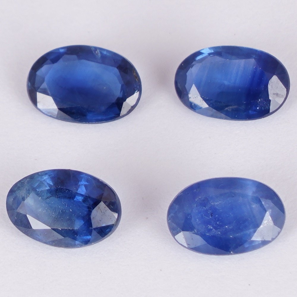 IGI Cert. 2.05 ct. Set of 4 Blue Sapphires - MADAGASCAR: RESERVE PRICE - 100 $ IGI Certified 2.05 ct. Set of 4 Blue Sapphires - MADAGASCAR Color - Blue Cut - Oval Mixed cut Clarity - SI Ct. Weight - 0.51 + 0.47 + 0.60 + 0.47 =