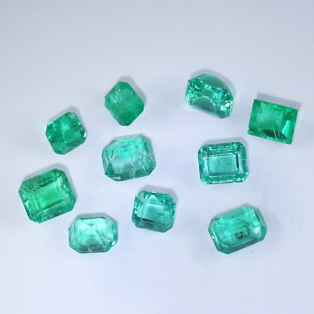 1.50 ct. Emerald Lot - COLOMBIA: RESERVE PRICE - 150 $ 1.50 ct. Emerald Lot - COLOMBIA Color - Green Cut - Square and Emerald Cut Ct. Wt. - 1.50 ct. Clarity - VS - SI Dimensions - Mix sizes &