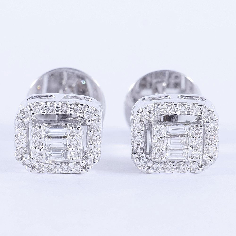 18 K / 750 White Gold Diamond Earring Studs: RESERVE PRICE - 500 $ 18 K / 750 White Gold Diamond Earring Studs 18 K Hallmarked White gold Screw Back Earrings Gross metal weight - 2.340 g Diamon