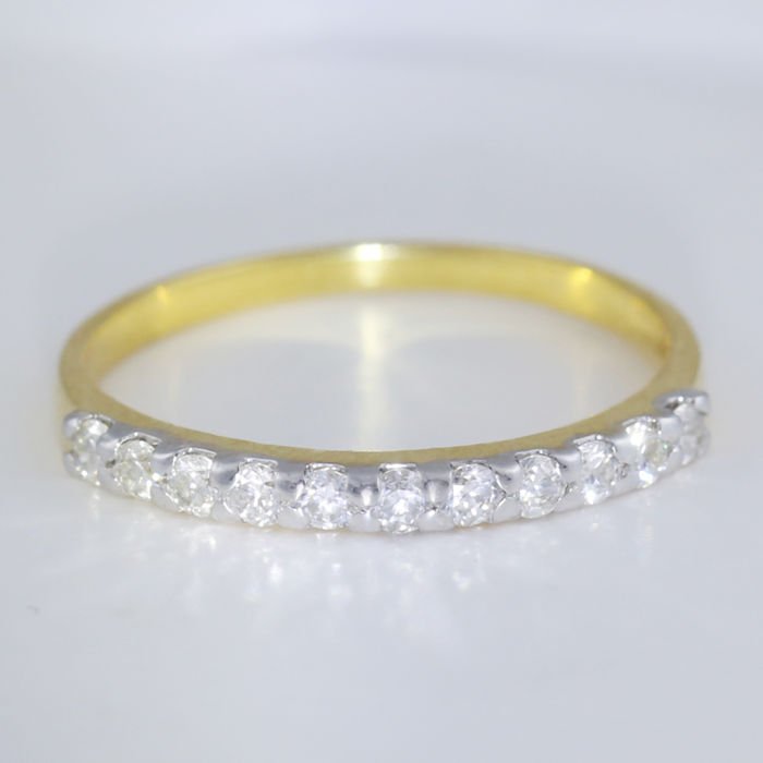 14 K / 585 Yellow Gold Diamond Band Ring: RESERVE PRICE - 200 $ 14 K / 585 Yellow Gold Diamond Band Ring 14 K Hallmarked Yellow Gold Gross metal weight - 1.400 g Ring size - UK N - EU 54 - US 7 