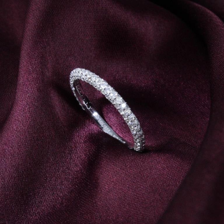 14 K / 585 White Gold Diamond Band Ring: RESERVE PRICE - 500 $ 14 K / 585 White Gold Diamond Band Ring 14 K Hallmarked White Gold Gross metal weight - 1.600 g Ring size - UK N - EU 54 - US 7 