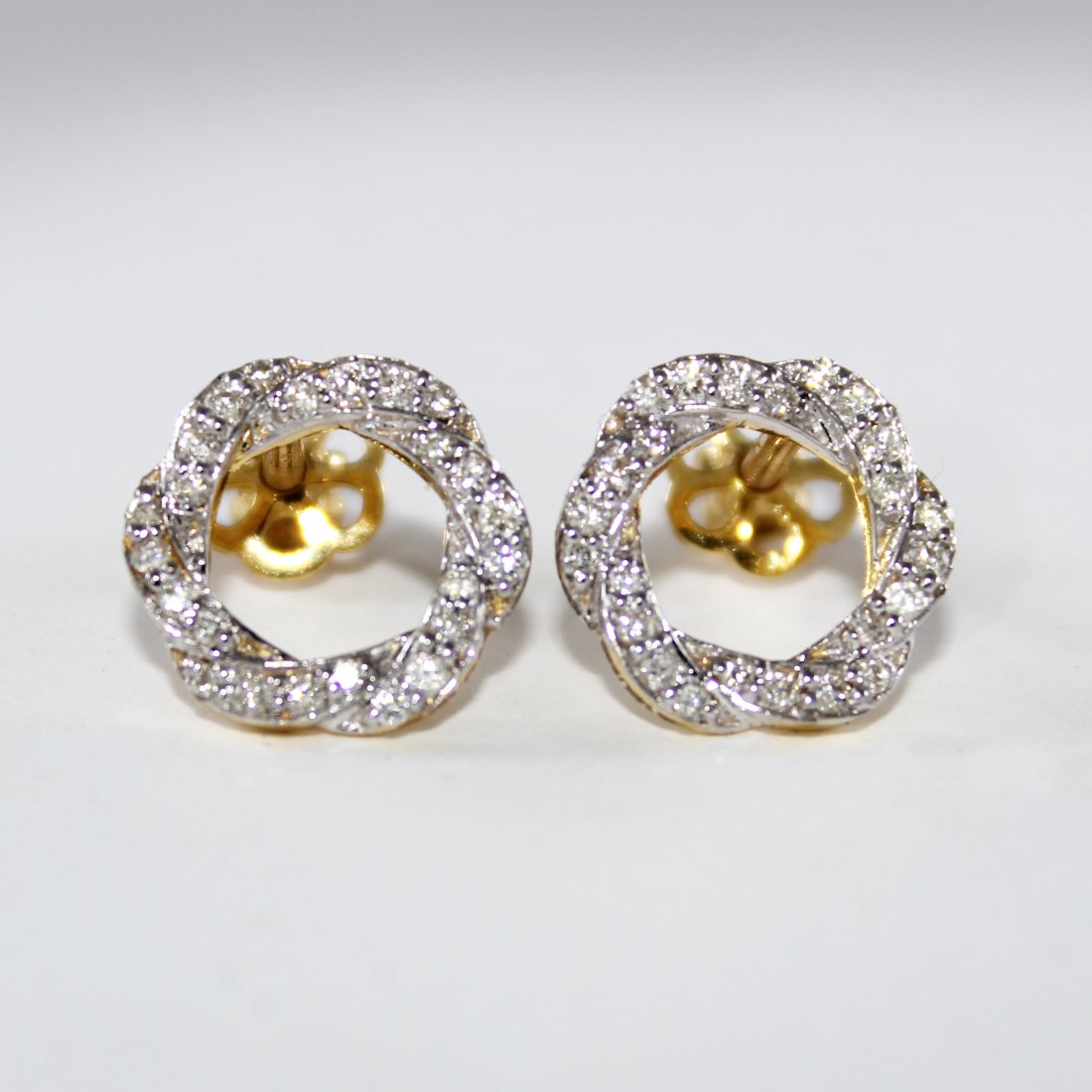 14 K / 585 Yellow Gold Diamond Earring Studs: RESERVE PRICE - 600 $ 14 K / 585 Yellow Gold Diamond Earring Studs 14 K Hallmarked Yellow gold Screw Back Earrings Gross metal weight - 2.820 g Diam