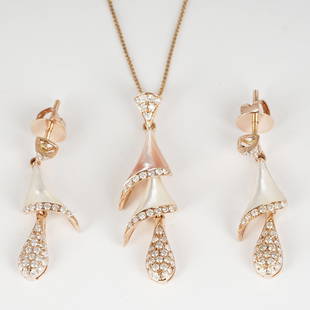 14 K Rose Gold Diamond & Mother of Pearl Pendant Set: RESERVE PRICE - 2000 $ 14 K / 585 Rose Gold Designer Diamond & Mother of Pearl Pendant Necklace Set Gross metal weight - 8.900 g Chain Weight - 1.700 g Pendant Weight - 2.