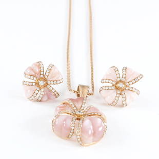 18 K Rose Gold Diamond & Mother of Pearl Pendant Set: RESERVE PRICE - 2000 $ 18 K / 750 Rose Gold Designer Diamond & Mother of Pearl Pendant Necklace Set Gross metal weight - 16.260 g Chain Weight - 4.260 g Pendant Weight - 6