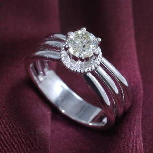 14 K / 585 White Gold Solitaire Diamond Ring: RESERVE PRICE - 1000 $ 14 K White Gold Solitaire Diamond Ring White Gold Hallmarked 14 K/585 Gold weight - 5.630 g Ring size - US 7 Diamond Details