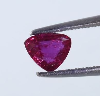 IGI Certified 1.04 ct. Untreated Ruby - MOZAMBIQUE (1 of 8)