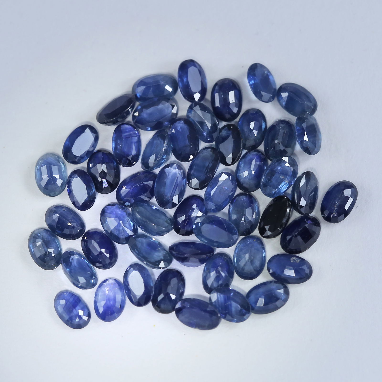 27.87 ct. Oval Shape Blue Sapphire Lot - MADAGASCAR (1 of 4)