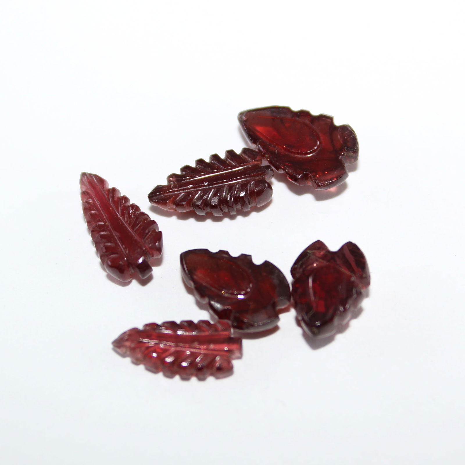 16.22 ct. Carved Leaf Shape Rubellites - MOZAMBIQUE: 16.22 ct. Natural Carved Leaf Shape Rubellites - MOZAMBIQUE Shape - Carved Leaf shape Color - Red Ct. Weight - 16.22 ct. No. of Rubellites - 6 Origin - MOZAMBIQUE, AFRICA