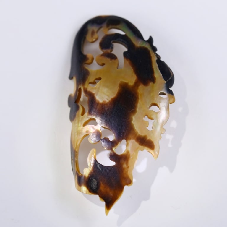 MABE Blister PEARL in SHELL Rainbow Iridescent Carving (1 of 4)