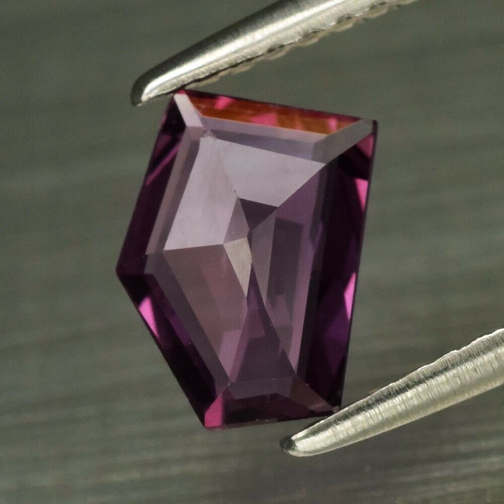 0.88 ct. Natural Pinkish Purple Unheated Sapphire - MADAGASCAR (1 of 3)