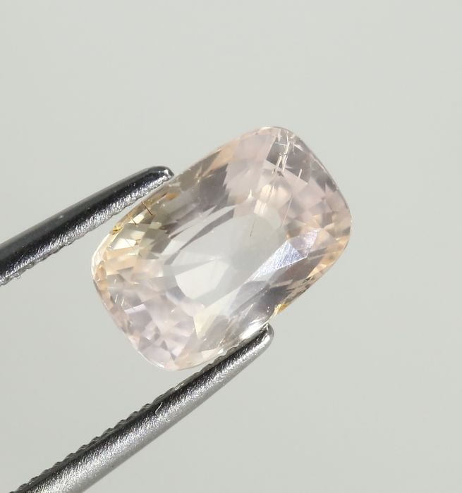 IGI Certified 2.77 ct. Yellowish Pink Sapphire (1 of 10)