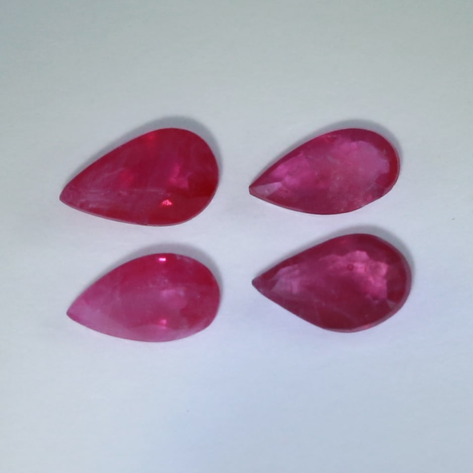 IGI Certified Set of 4 Rubies 0.82 ct. - BURMA: IGI Certified Set of 4 Rubies 0.82 ct. - BURMA Cut - Pear Mixed Cut Color - Purplish Red Clarity - SI Ct. Weight - 0.19 + 0.21 + 0.24 + 0.18 = 0.82 ct. Dimensions - 4.92 x 2.85 x 1.74 mm ; 4.9