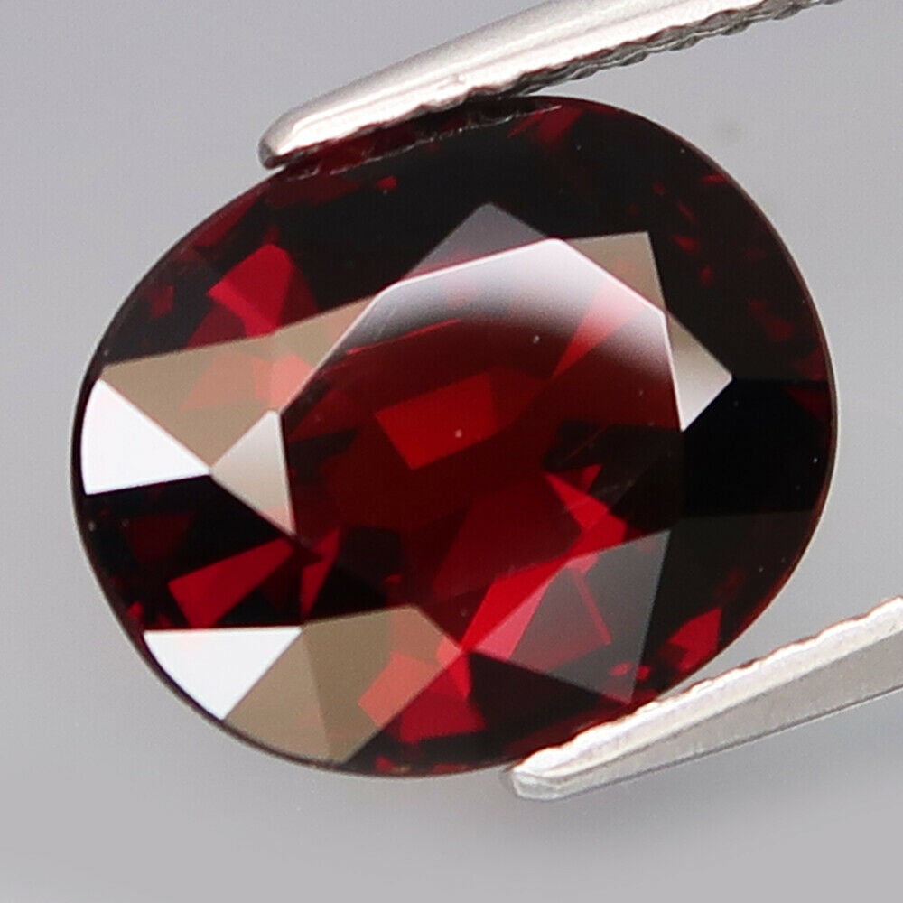 5.72 ct. Unheated Natural Spessartite Garnet - AFRICA: 5.72 ct. Unheated Natural Spessartite Garnet - AFRICA Cut - Oval Color - Red Ct. Weight - 5.72 ct. Clarity - VS Dimensions - 11.40 X 9.40 X 5.60 mm Origin - AFRICA