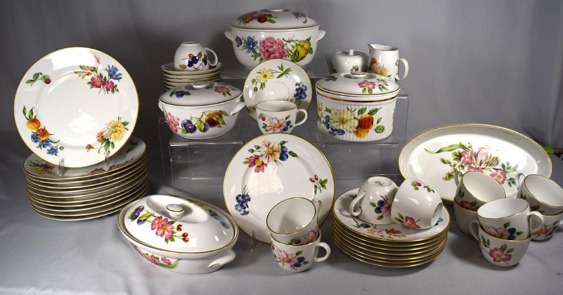 49 PIECES OF ROYAL WORCESTER PERSHORE PATTERN: Dated 1978. Pershore pattern. Various fruits and flowers on white ground, gold rims. Includes 11 dinner plates, 8 sandwich plates, 11 saucers, 12 cups, 2 oval serving dishes, e covered casseroles, cre