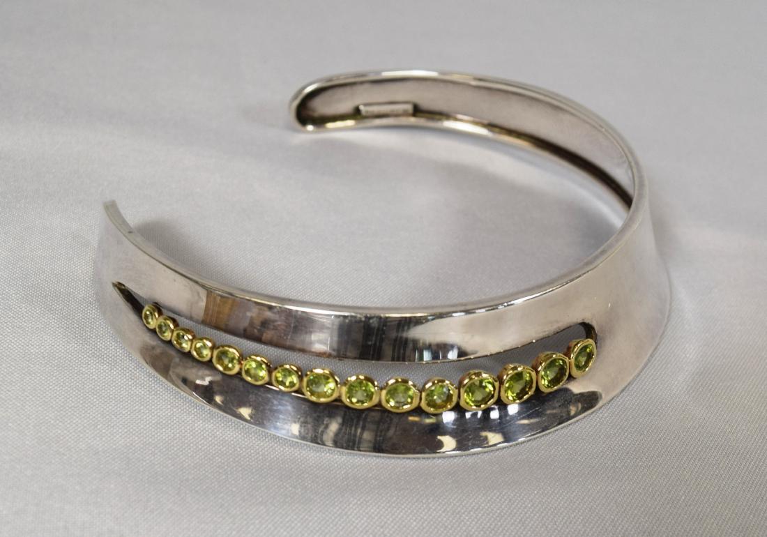ROBERT LEE MORRIS STERLING, GOLD & PERIDOT CHOKER: Sterling silver with fifteen graduated cut peridot stones bezel set in 18kt yellow gold. Simple, elegant and classy choker necklace created by Robert Lee Morris in Italy. Signed and marked Sterling 18