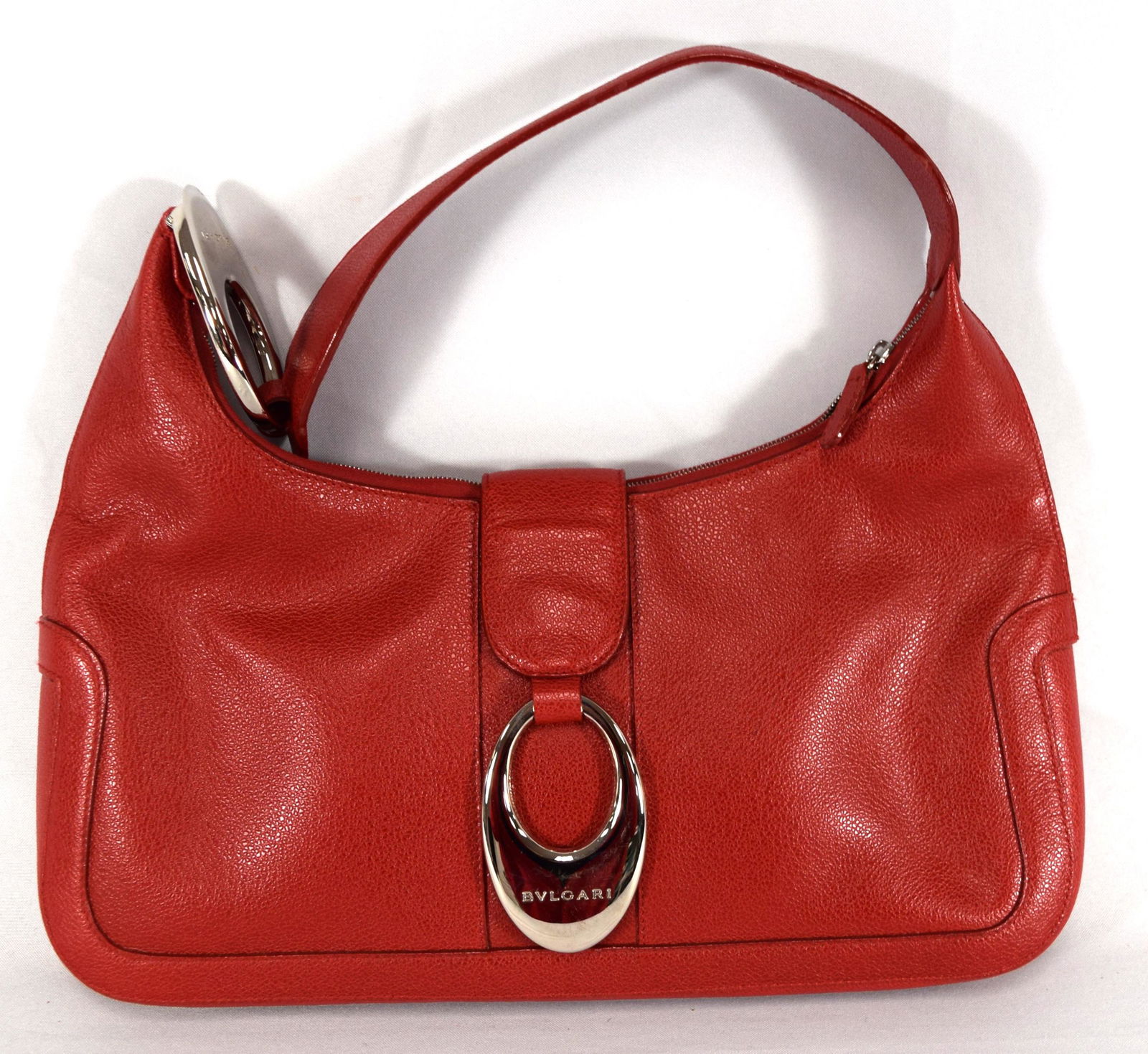 VINTAGE BVLGARI RED LEATHER SHOUDER BAG WITH DUST BAG:: Signed Bvlgari shoulder bag. Ca 20th century.