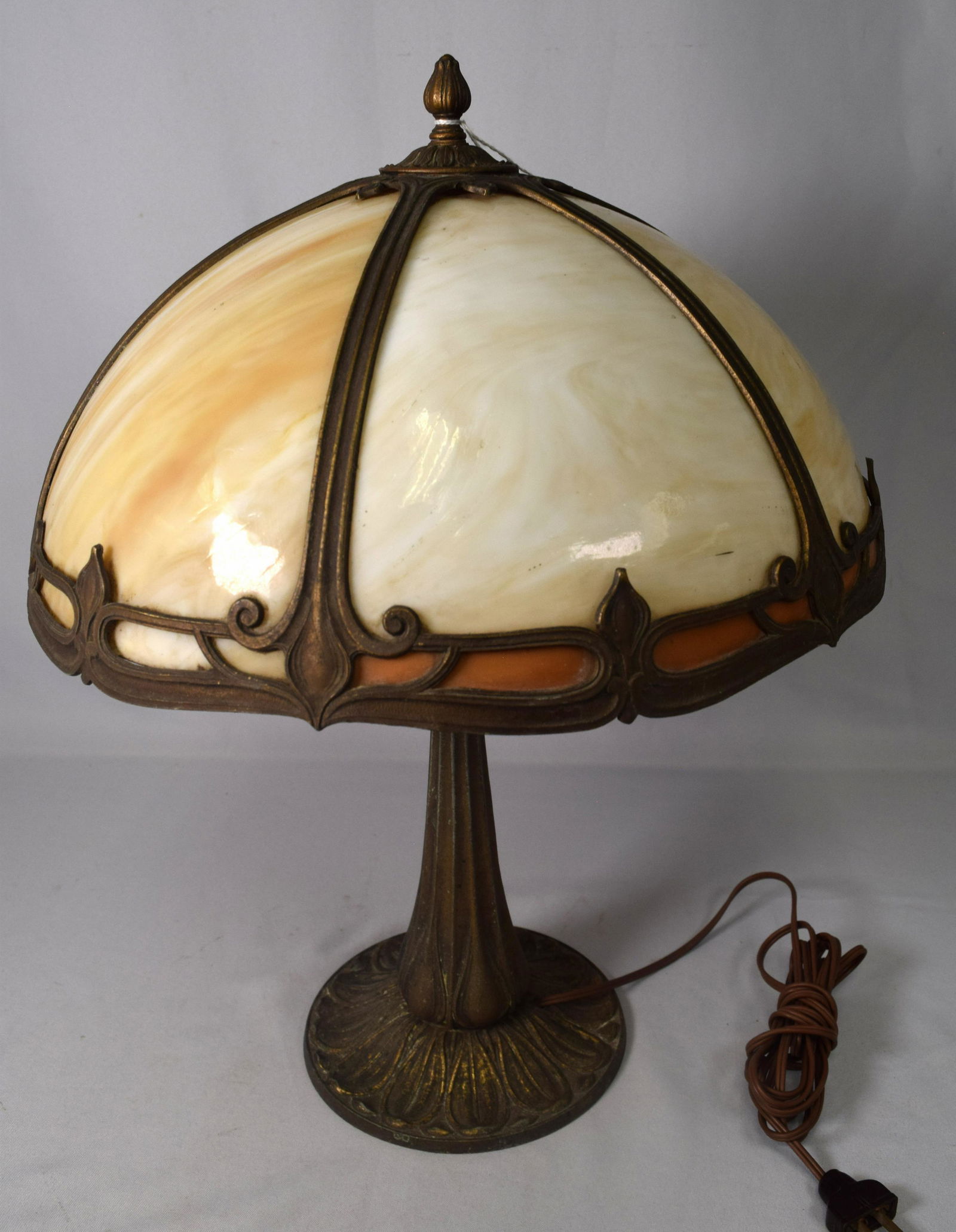 LEADED SLAG GLASS TABLE LAMP: (1 of 3)